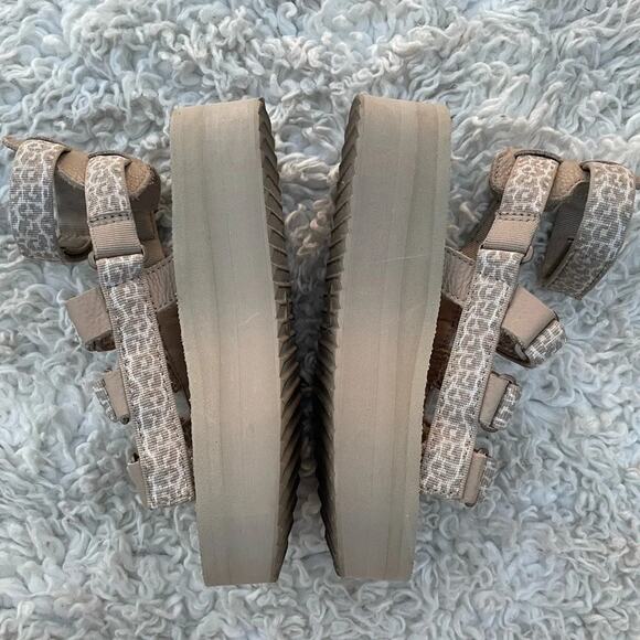 Teva Women’s Sz 7 Mevia Flatform Sandals in Animal Print - Picture 4 of 7